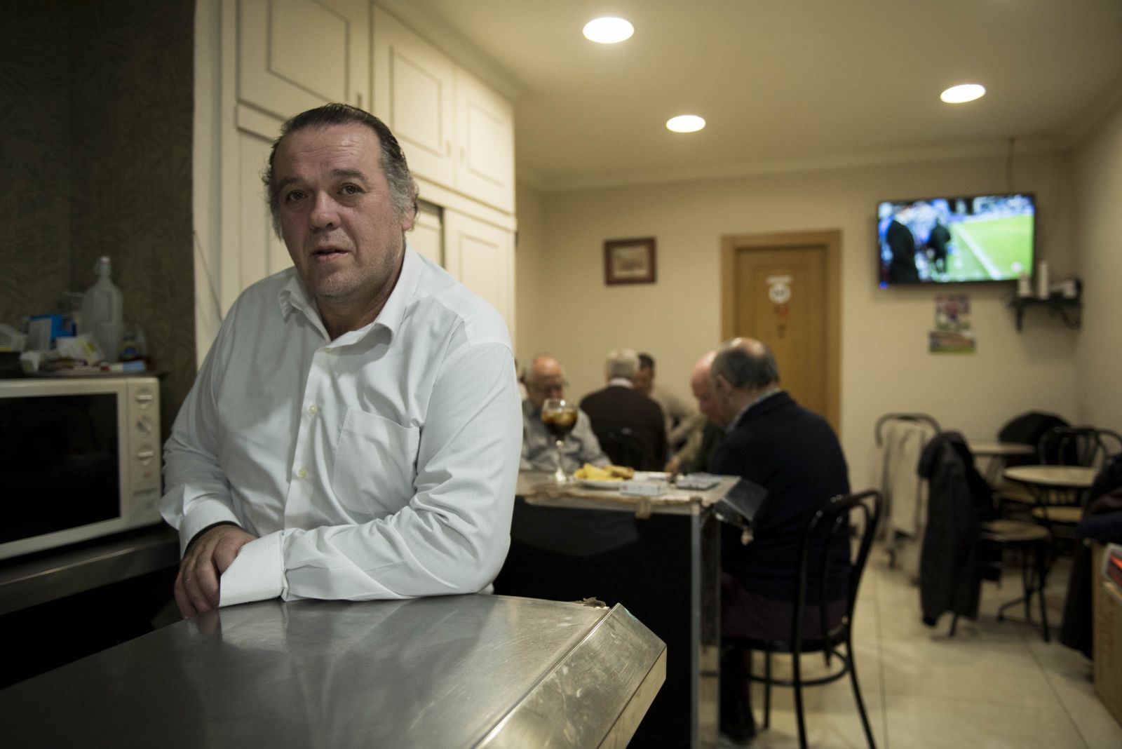 Pepe Huete en la barra del bar que regenta desde hace nueve meses.