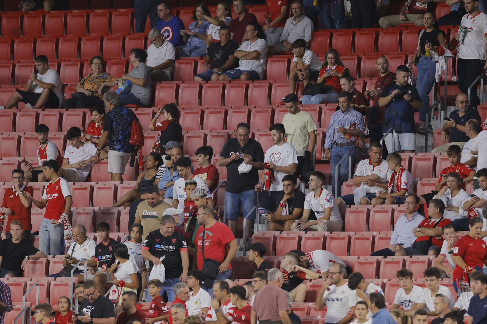 Búscate en las fotos del Sevilla-Lens