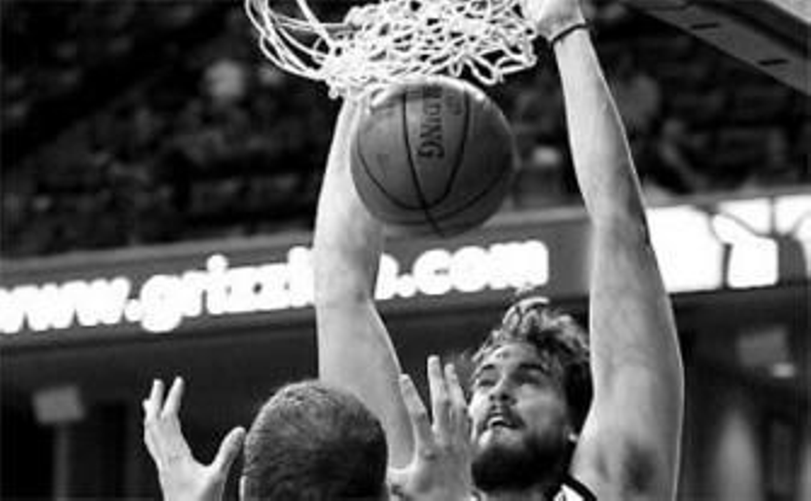 Marc Gasol realiza un mate durante el partido.