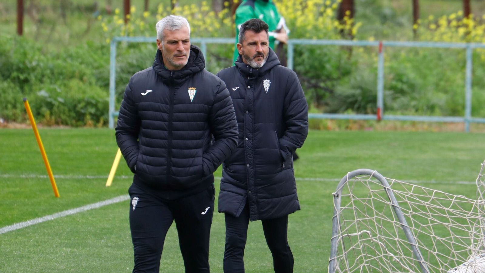 Iván Ania sigue junto a su segundo entrenador, César Negredo, un entrenamiento del Córdoba CF.