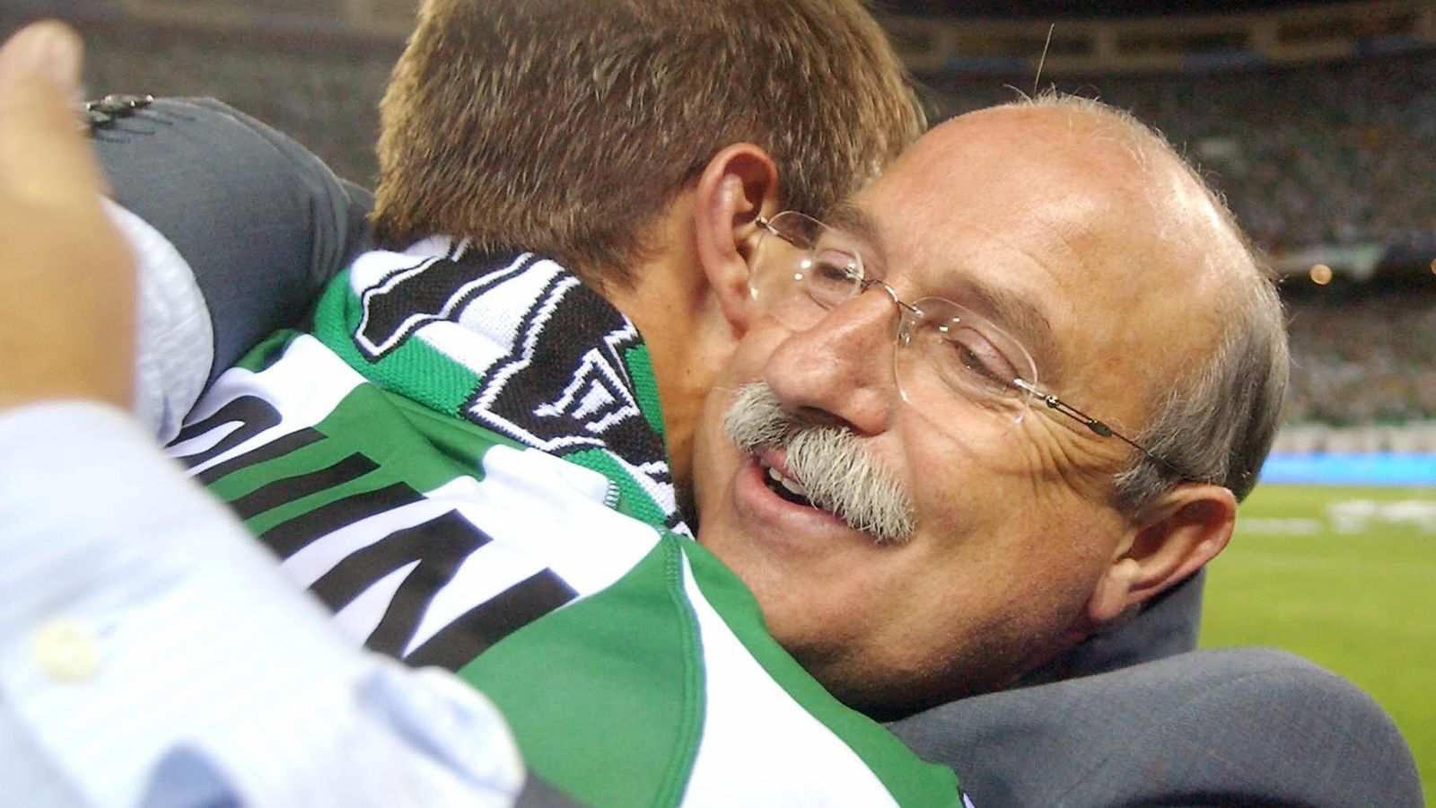 Serr Ferrer se abraza con Joaquín. Serr Ferrer se abraza con Joaquín.