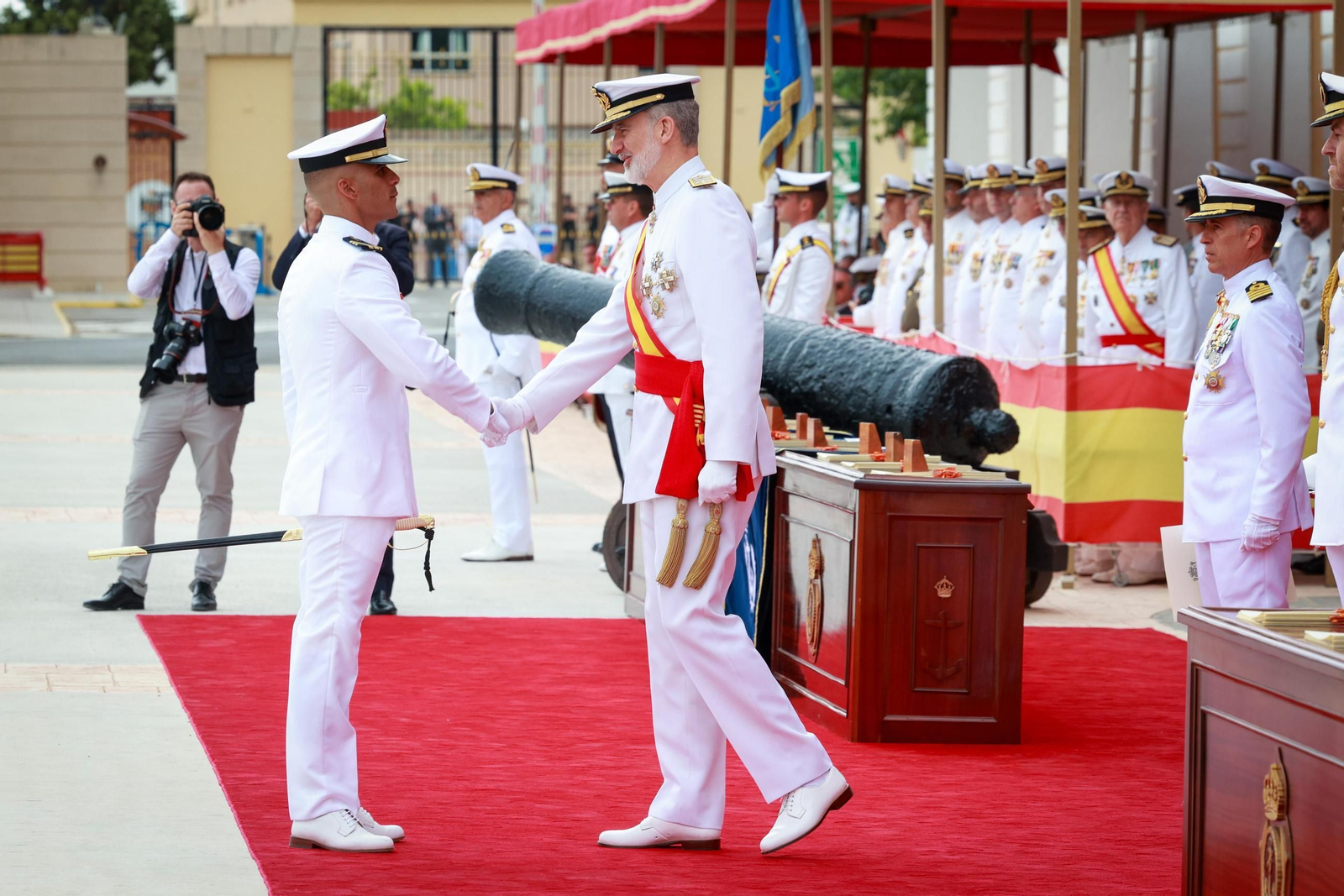Las imágenes de la entrega de despachos a los nuevos suboficiales de la Armada que ha presidido el Rey en San Fernando