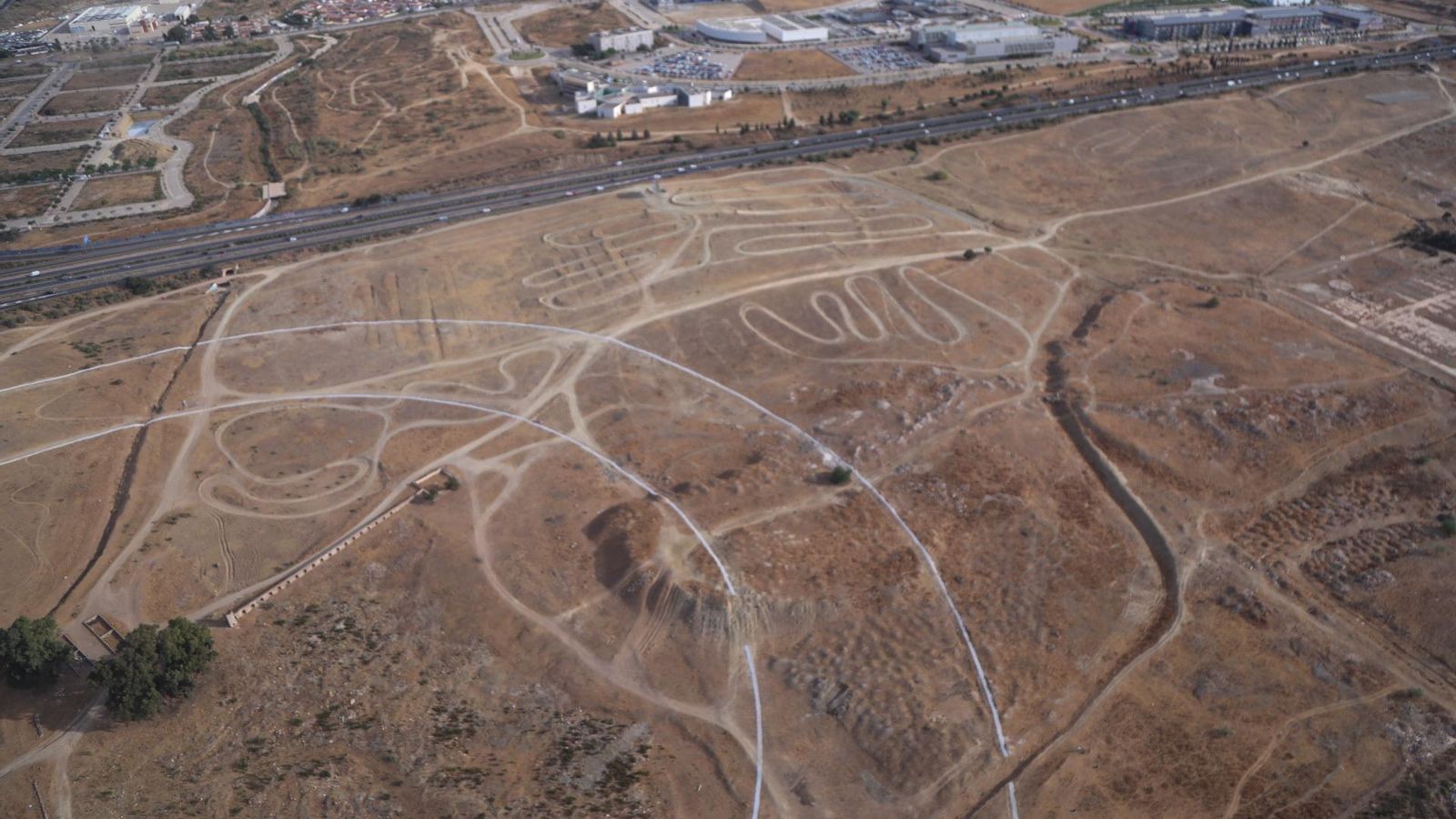 Detalle de los círculos dibujados sobre el terreno.