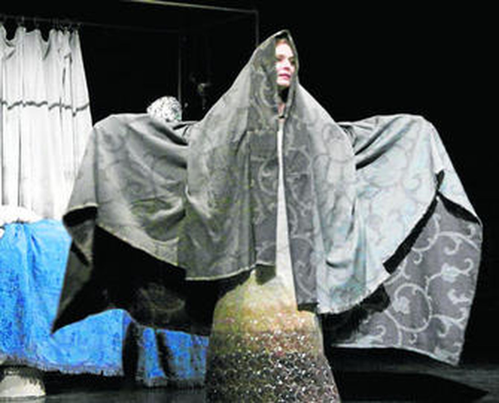 La compañía de María Parrato ayer por la tarde en el Teatro Apolo.