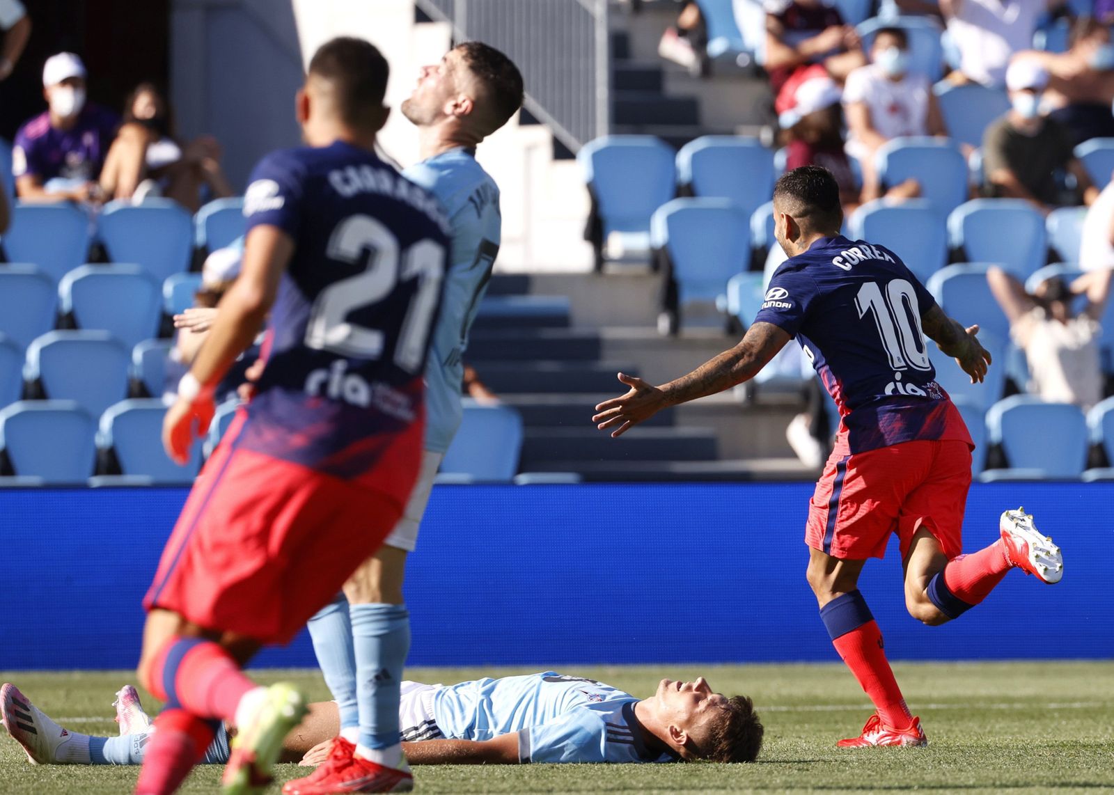 Correa celebra uno de sus goles frente al Celta.