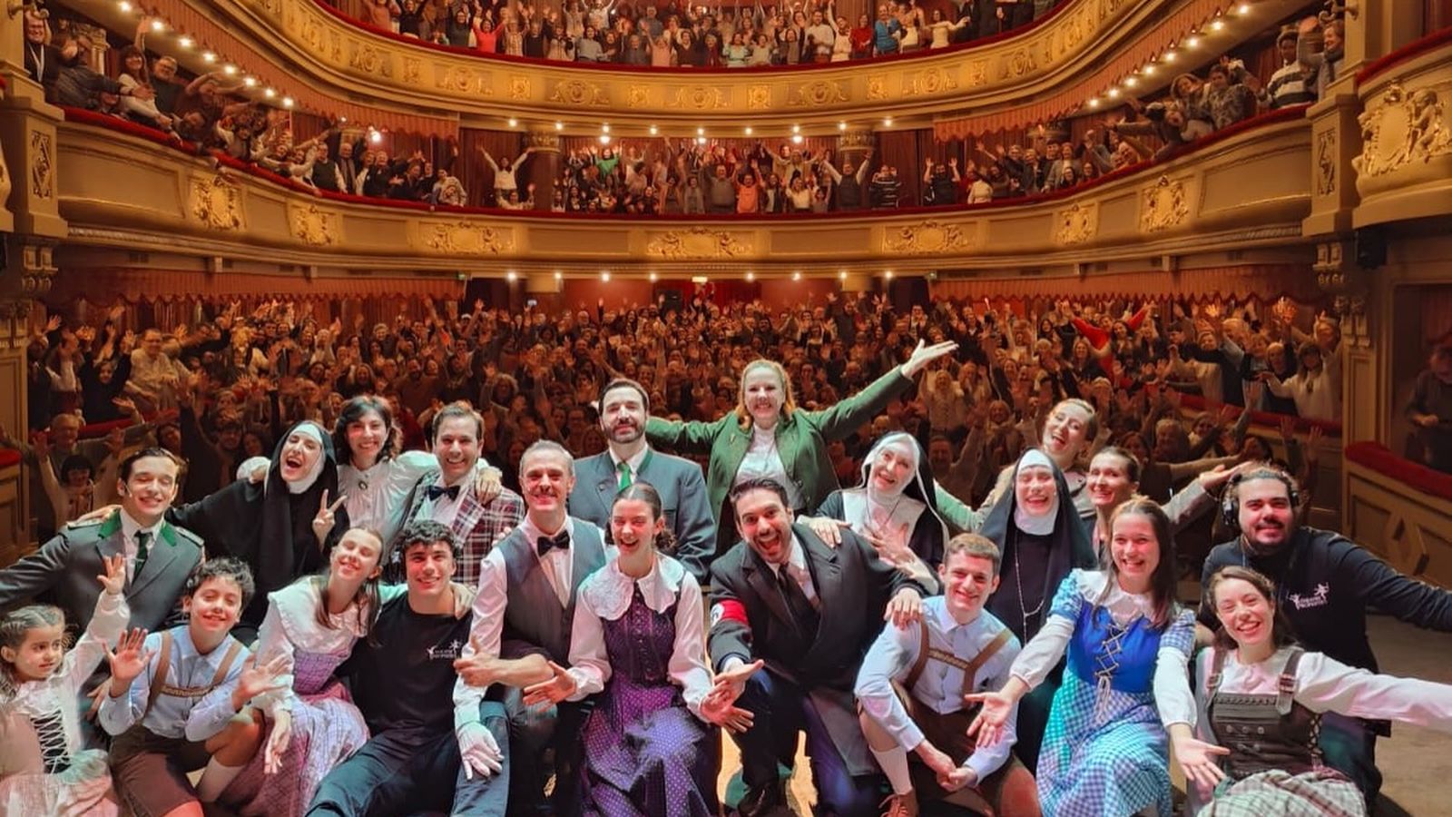 Elenco de Theatre Properties tras la actuación de 'Sonrisas y lágrimas'.