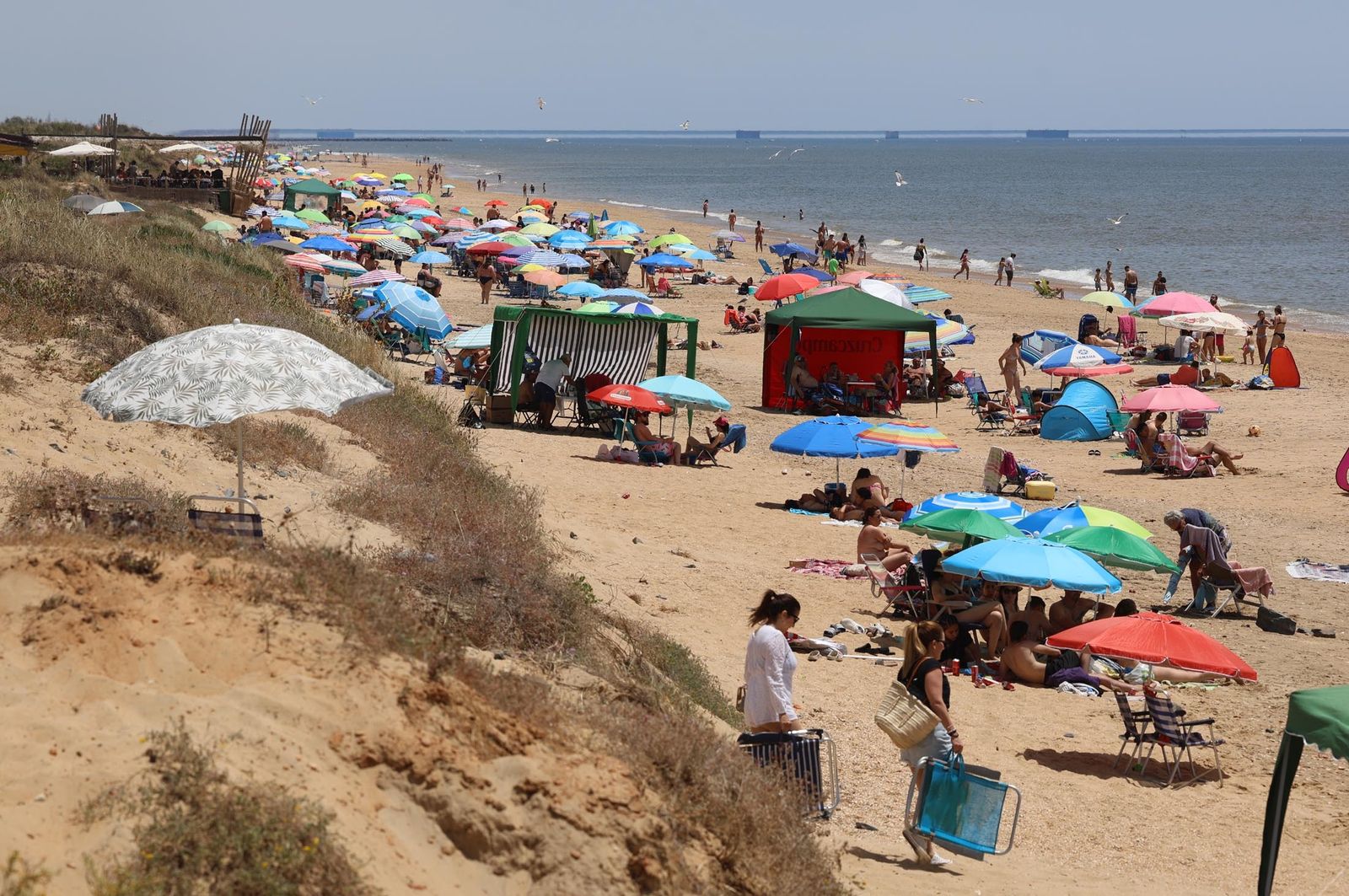 Imágenes del ambiente en las playas de Matalascañas, La Bota y Mazagón durante la mañana del domingo