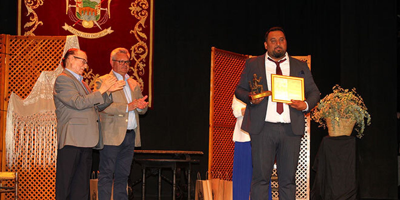 Francisco Javier Heredia con el trofeo de vencedor
