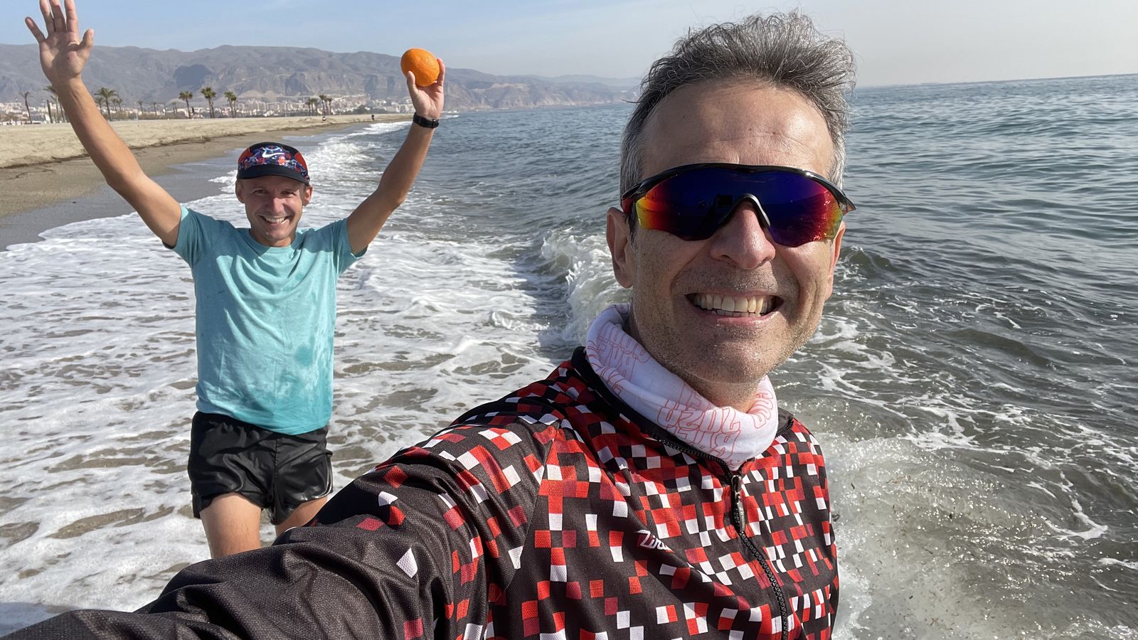 Jonathan y el doctor, metidos en el agua después de una tirada larga. La segunda dosis no le causó ningún efecto secundario y pudo correr sin problemas.