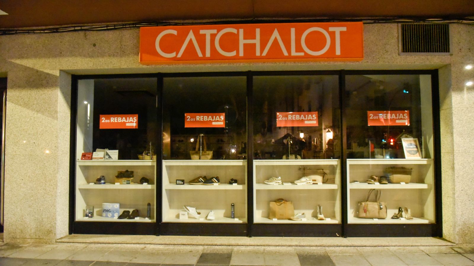 Fotos de edificios públicos y escaparates apagados en Algeciras por el plan de ahorro energético