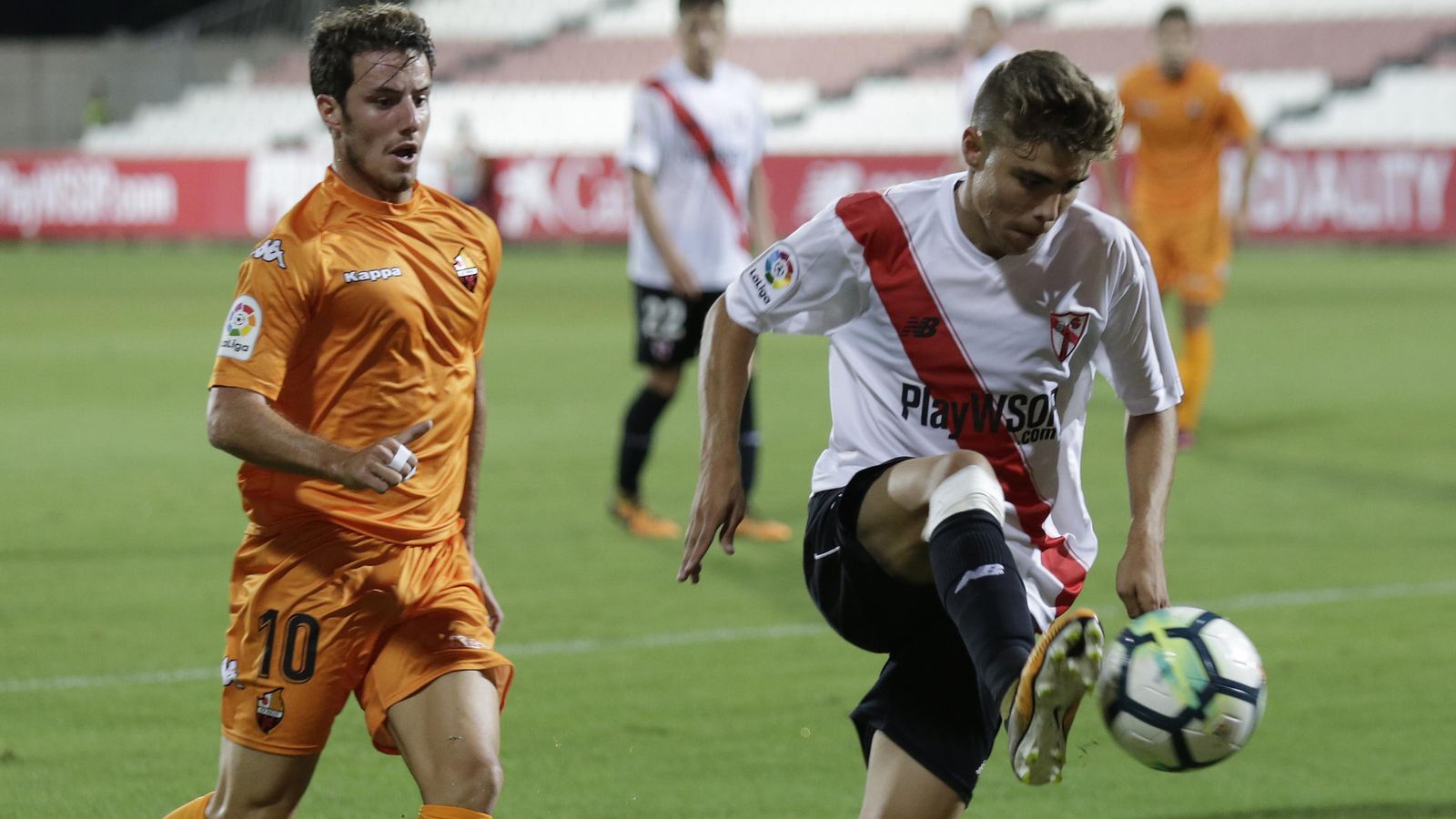 Pozo, revulsivo del equipo, intenta controlar la pelota