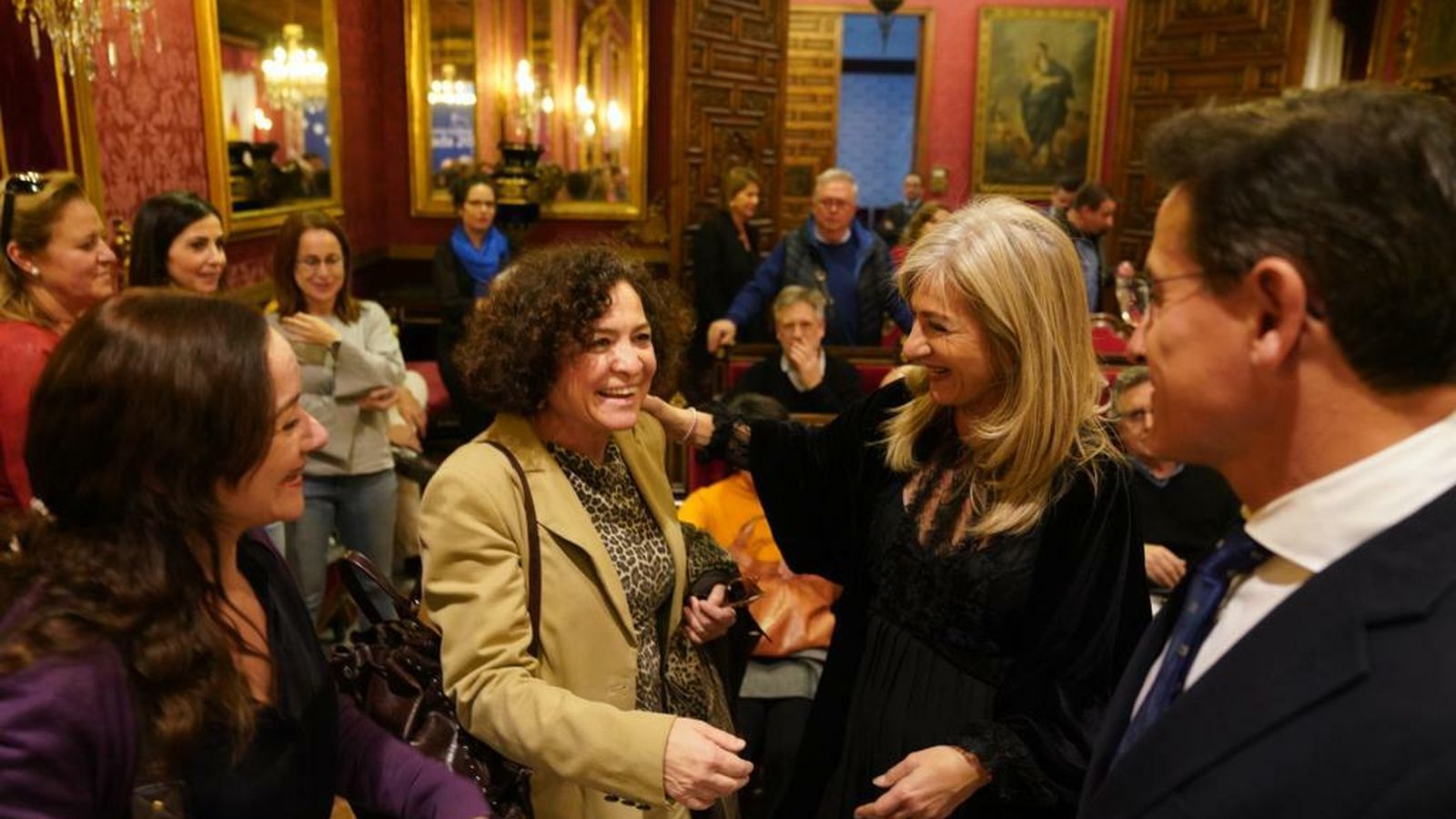 La directora de Granada Hoy, Magdalena Trillo, charla con Pilar Aranda, Patricia del Pozo y Luis Salvador, después de la reunión.