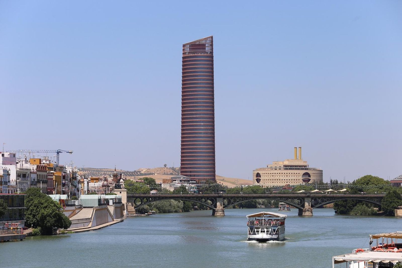 A la torre Sevilla (vista desde elpuente de San Telmo) se trasladó la comisaría de la calle Betis.