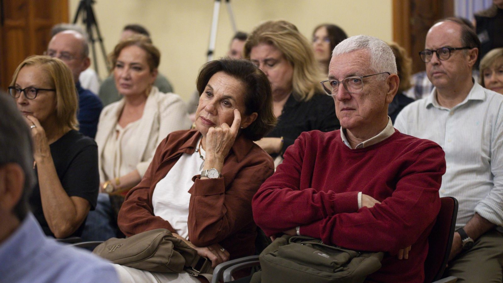 El público siguió con gran atención el acto literario.