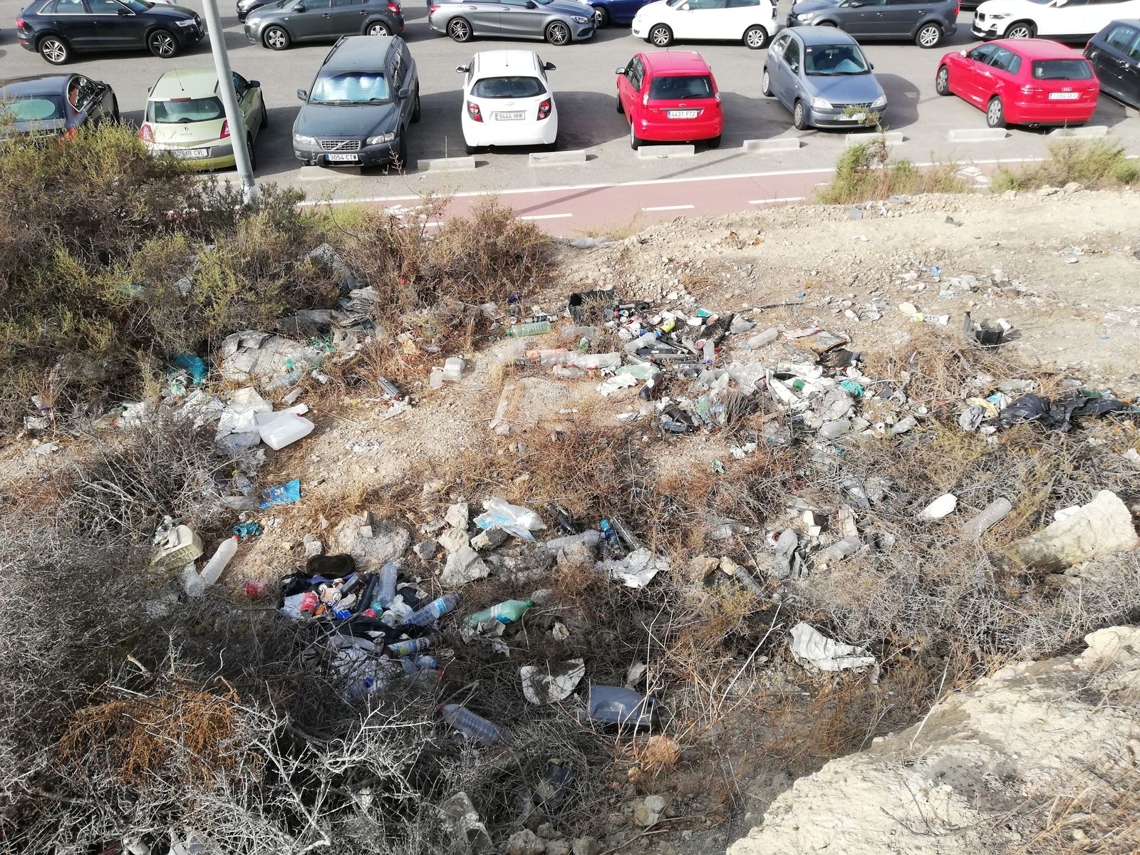 Basura acumulada alrededor del Hospital Torrecárdenas