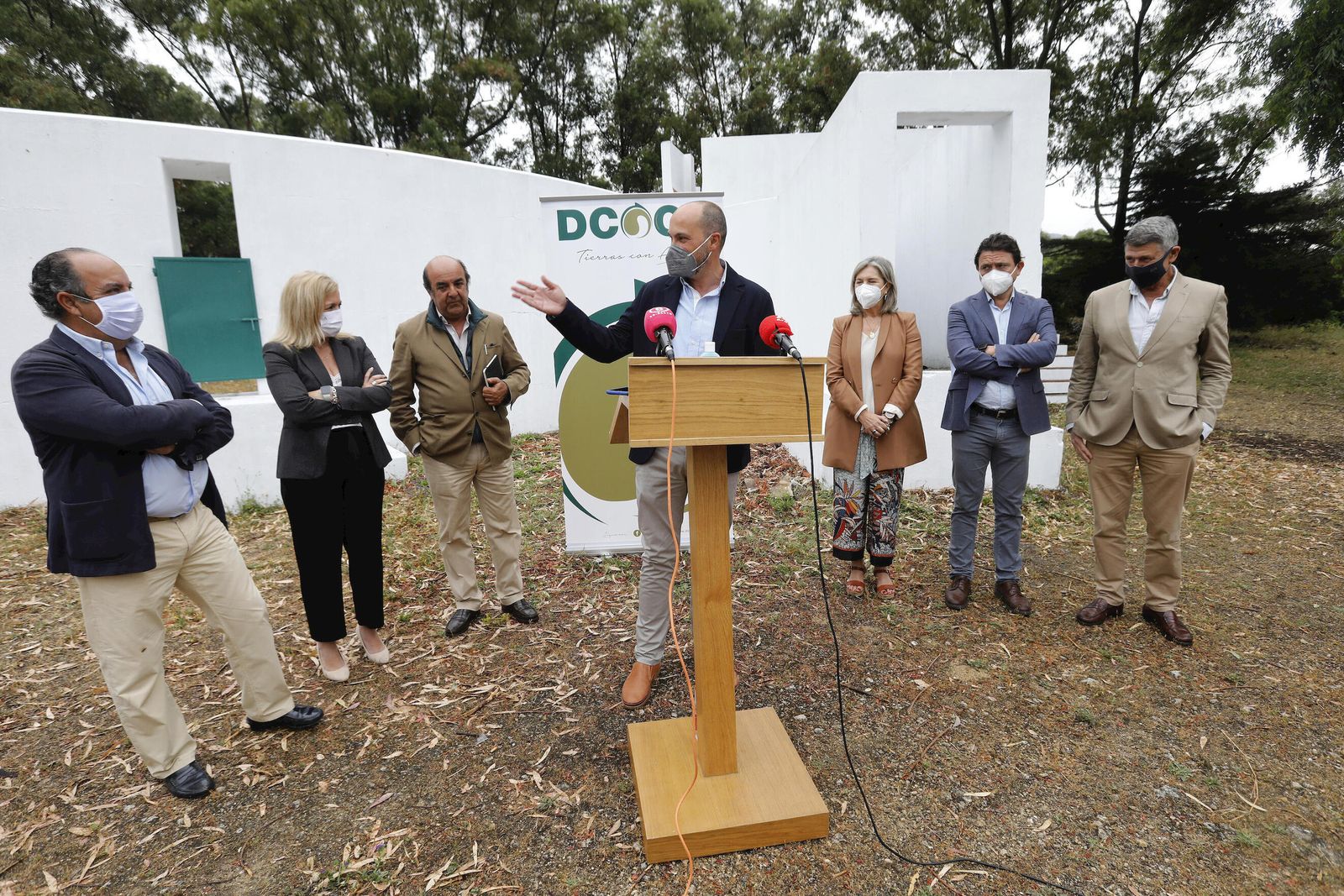 El alcalde de Los Barrios, Miguel Alconchel, interviene junto a las autoridades de la Junta y directivos de Dcoop.