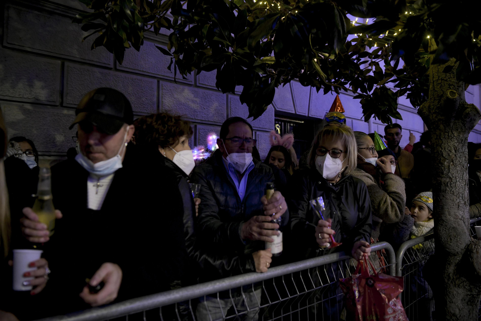 Así fue la Nochevieja 2021 en Granada, en imágenes: uvas en una Plaza del Carmen vallada y ambiente de fiesta en la calle