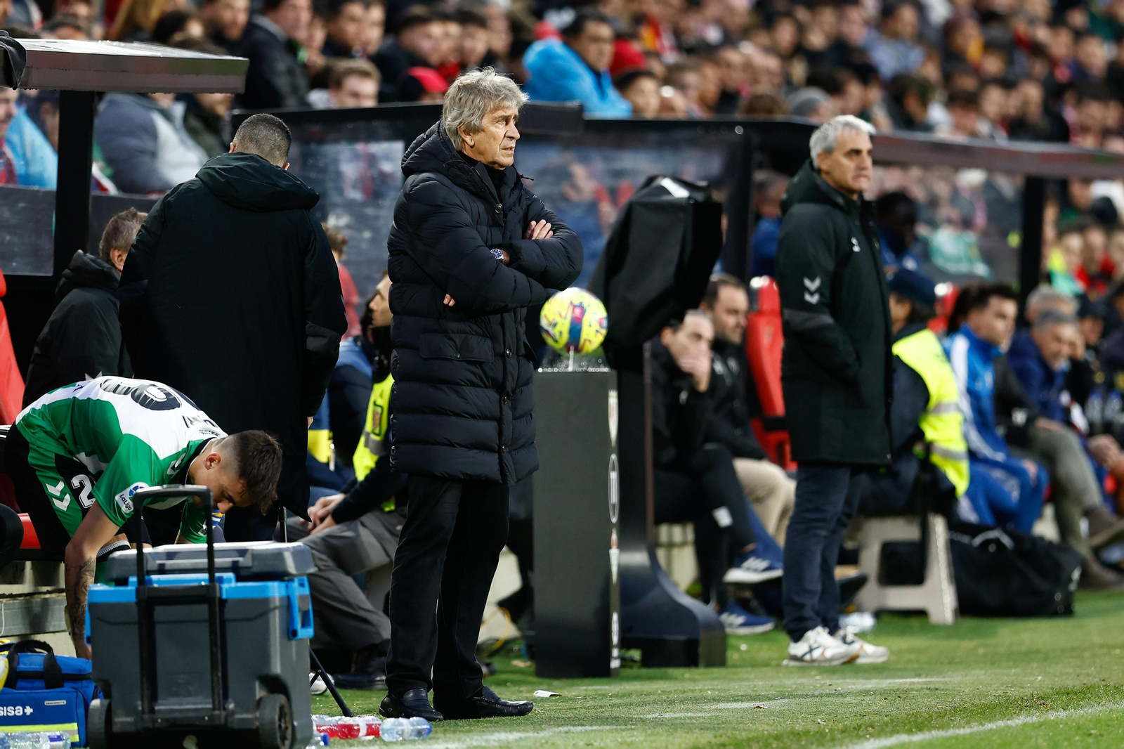 Pellegrini sigue con atención el partido del Betis en Vallecas.