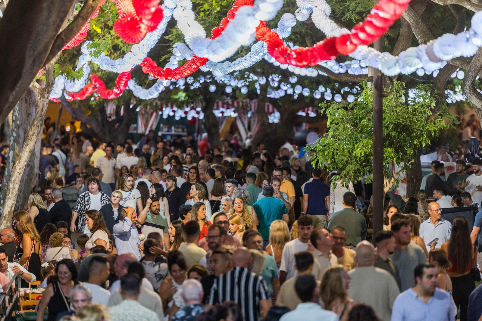 Las imágenes de la primera noche de la Feria del Carmen y de la Sal en San Fernando Las imágenes de la primera noche de la Feria del Carmen y de la Sal en San Fernando