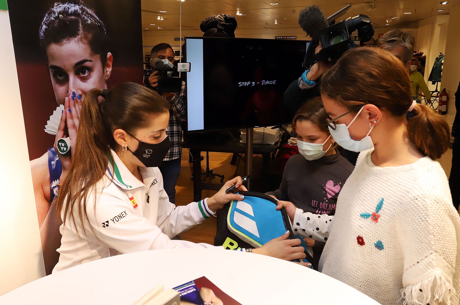 Huelva 2021: Carolina Marín firma autógrafos en el Corte Inglés de Huelva durante el Mundial de Bádminton