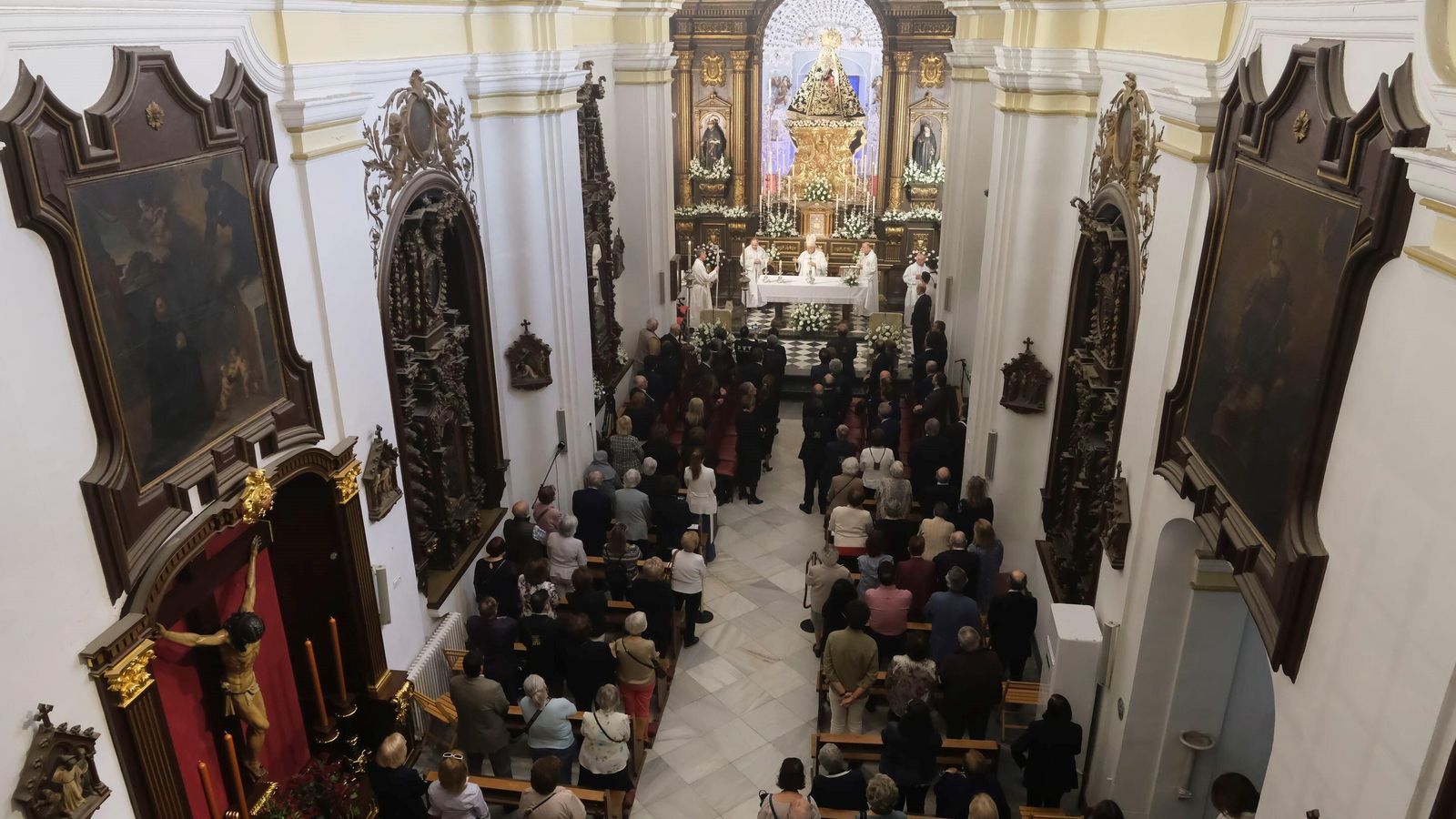 Fieles en San Jacinto.