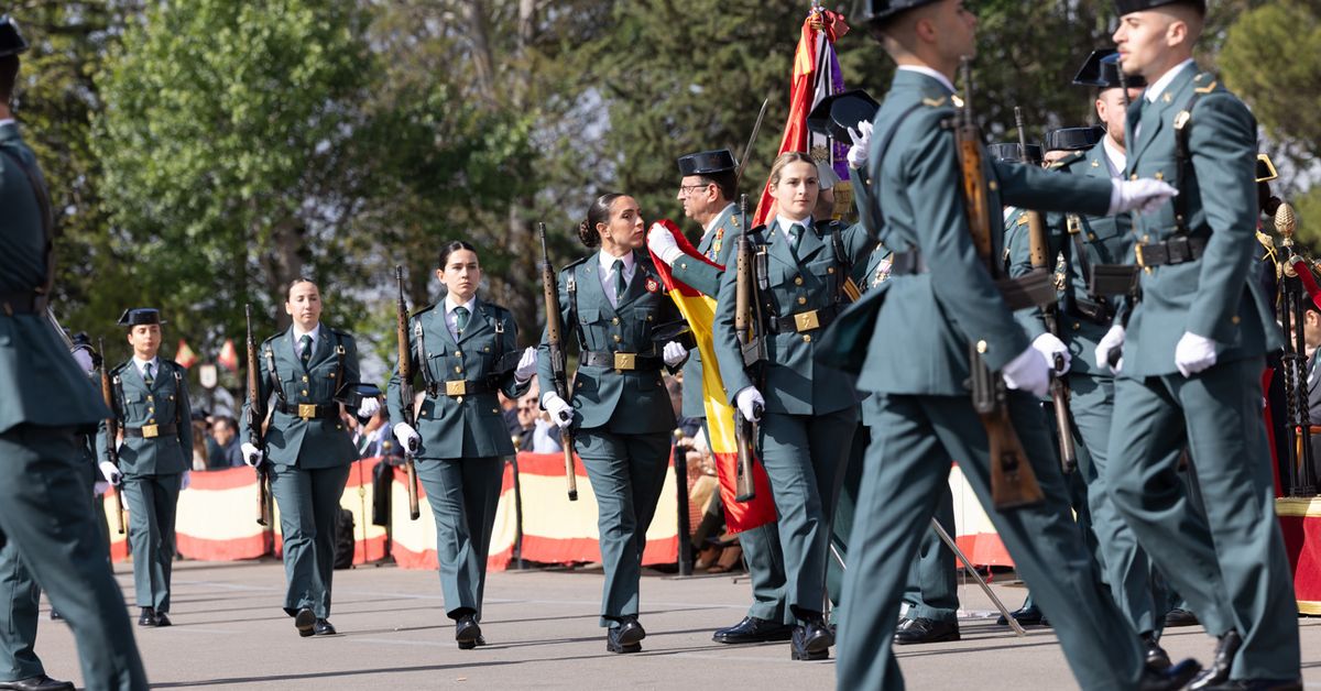 Jura de bandera de la 131 promoción de guardias civiles de la Academia ...