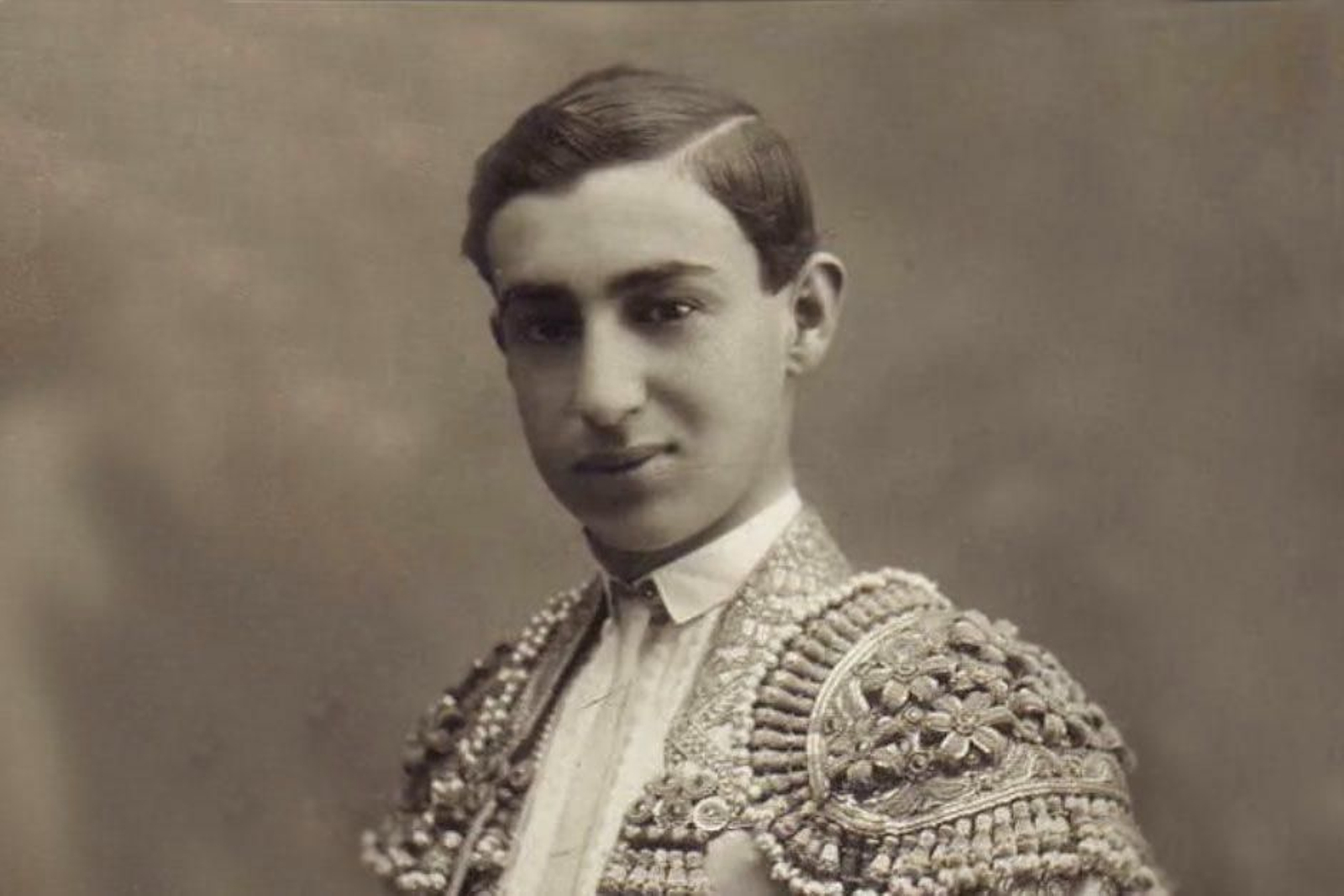 Joselito, novillero aún, toreó en vísperas de la Virgen a beneficio de la hermandad de la Macarena.