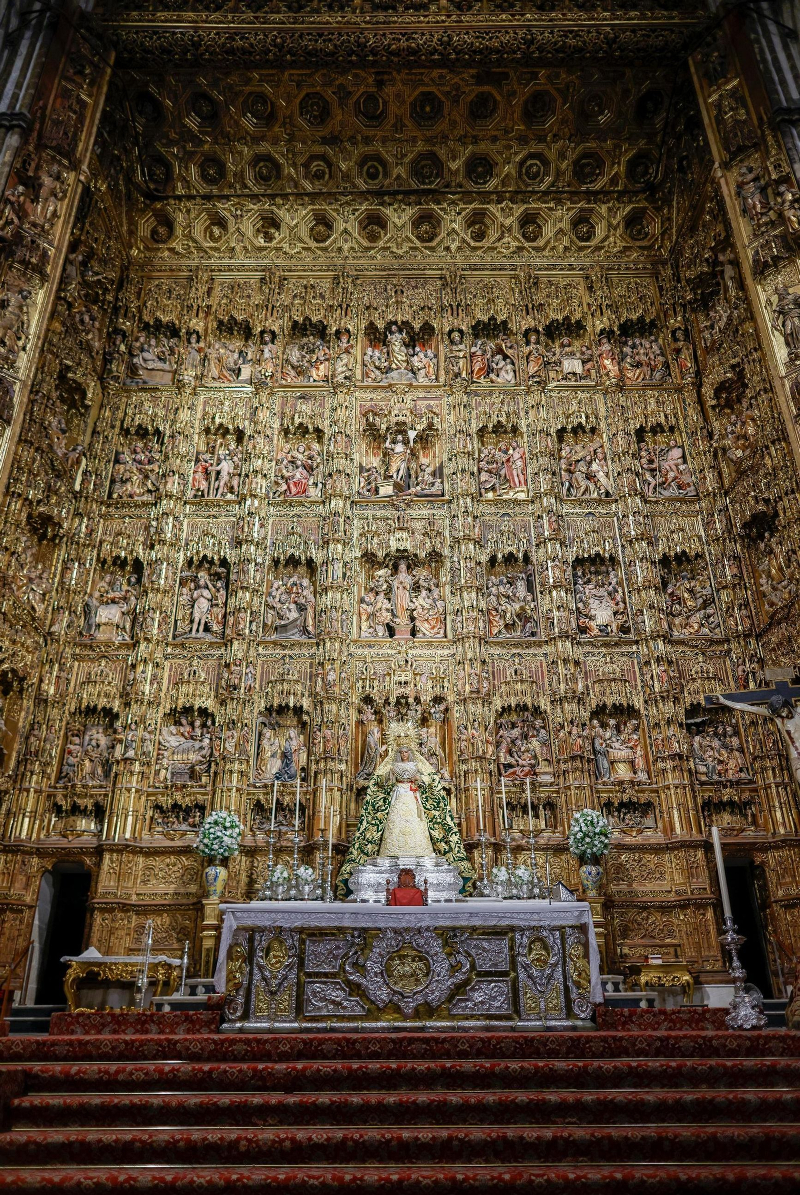 La Esperanza, en el altar mayor de la Catedral