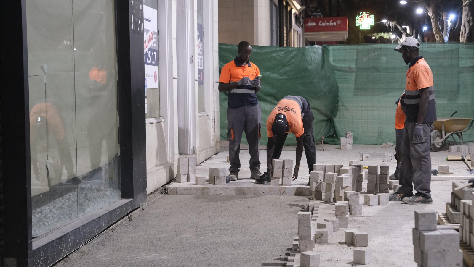 Las obras de peatonalización del Paseo de Almería entran en el turno de noche, en imágenes