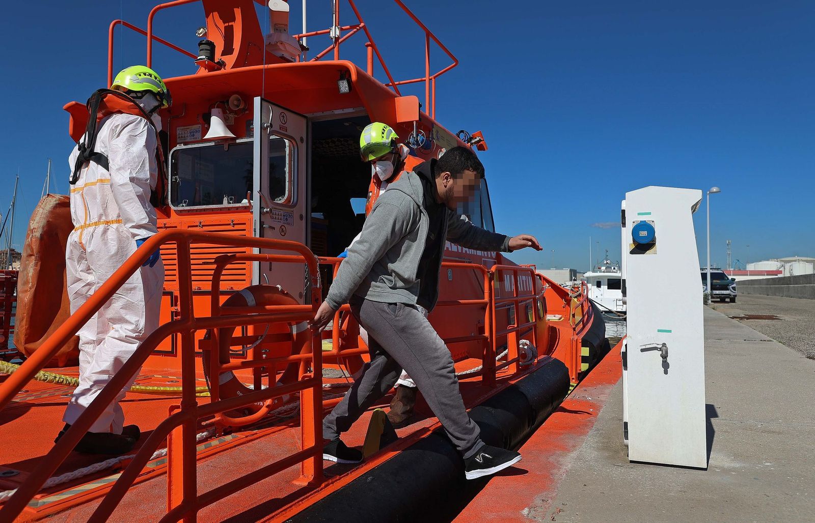 Un migrante desciende de una embarcación de Salvamento Marítimo en el Puerto de Algeciras.