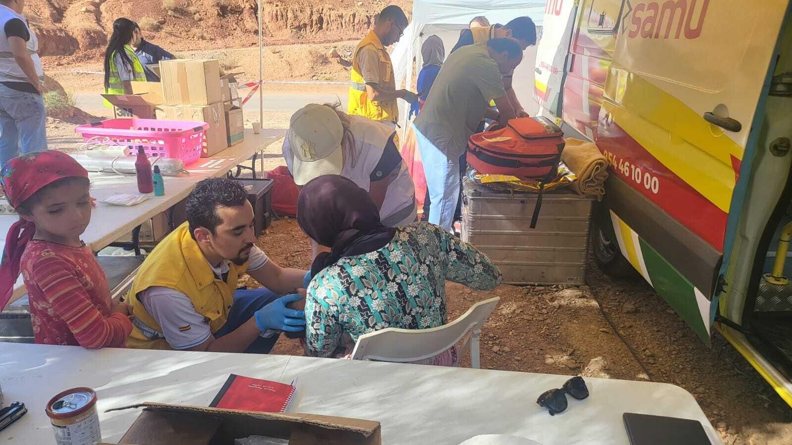 El equipo de sanitarios del Samu, en plena atención de heridos en Marruecos.