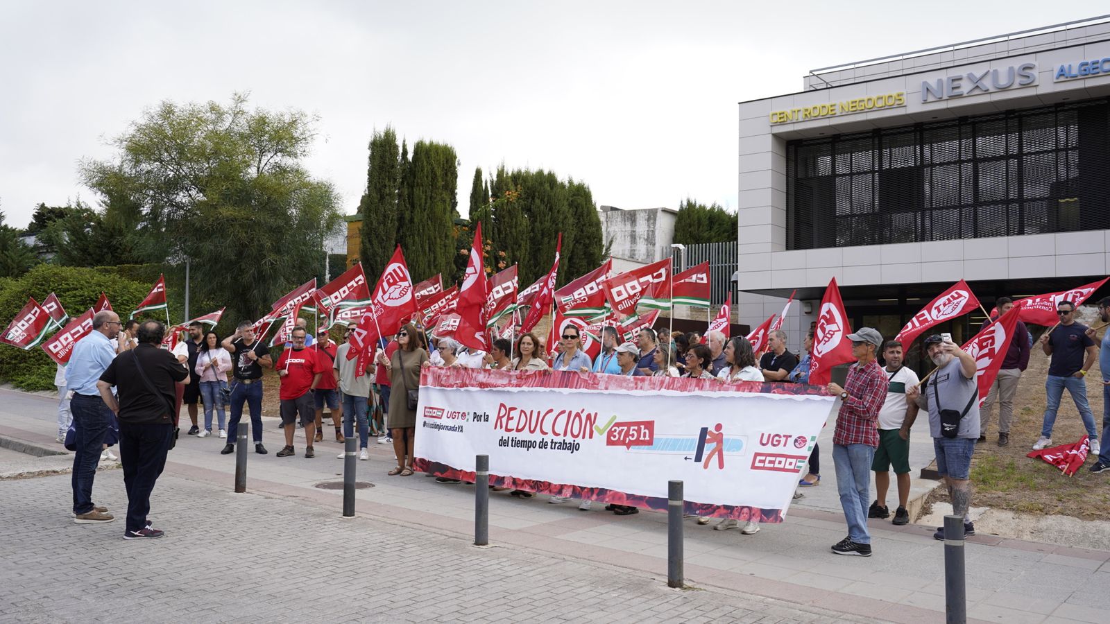 Fotos de la concentración para la reducción de la jornada laboral en el edificio nexus de Algeciras