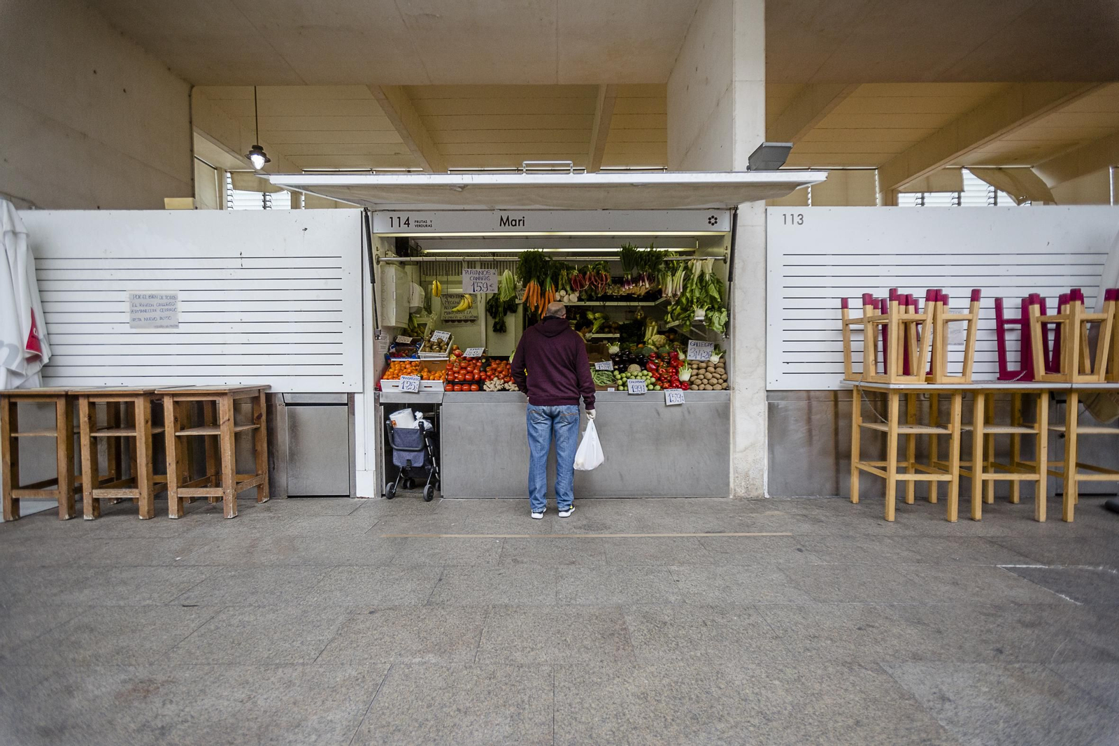 Frente a los puestos de alimentación, el rincón gastronómico del mercado central permanece cerrado al público