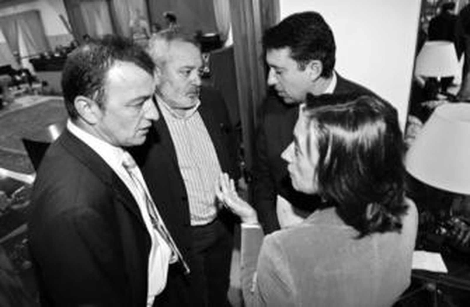 Francisco Tejada, Andrés Ocaña, Rosa Aguilar y Rafael Blanco charlan antes del inicio de un Pleno.