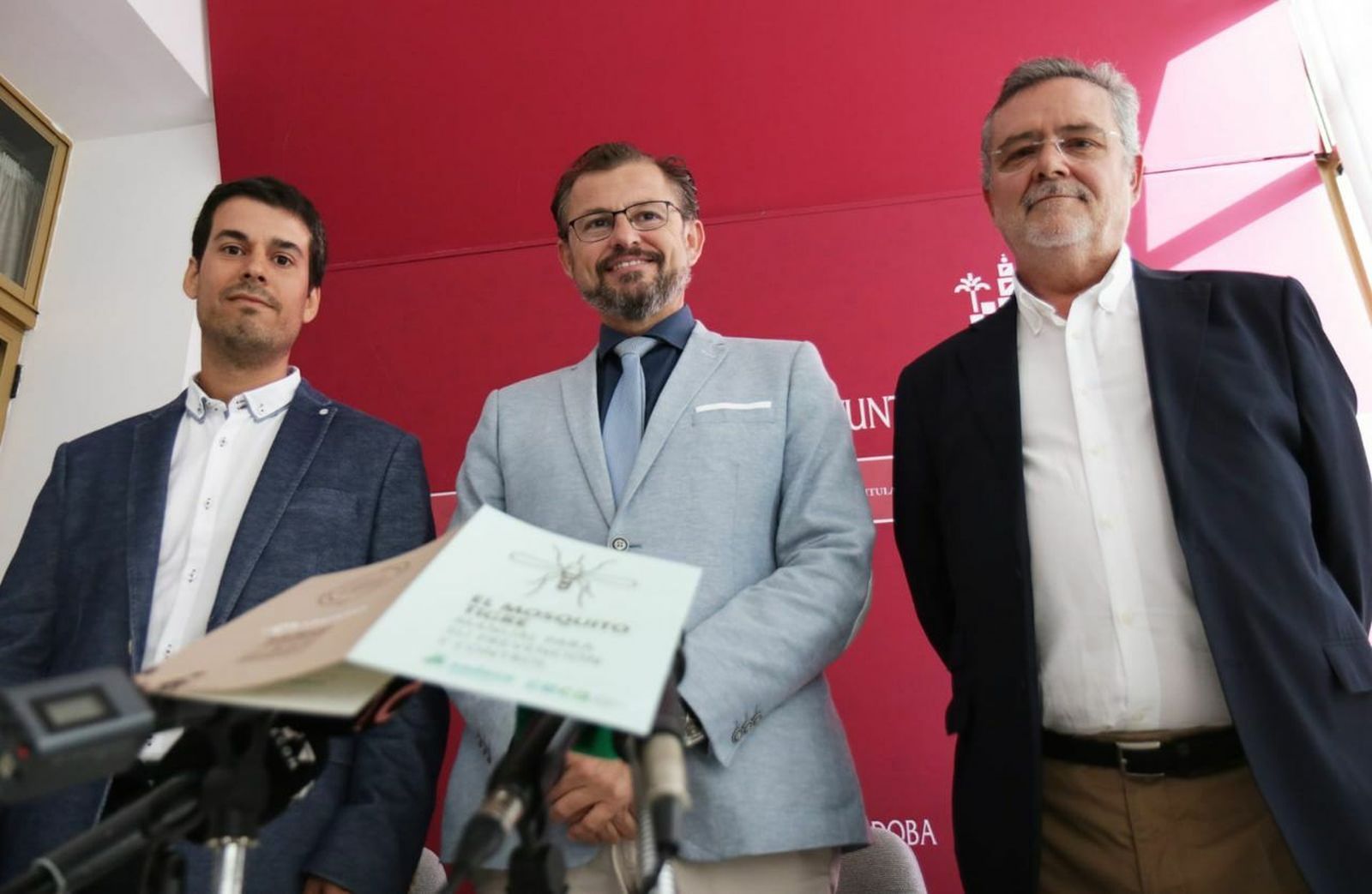 Rafael Obregón, David Dorado y Enrique Flores, en el Ayuntamiento.
