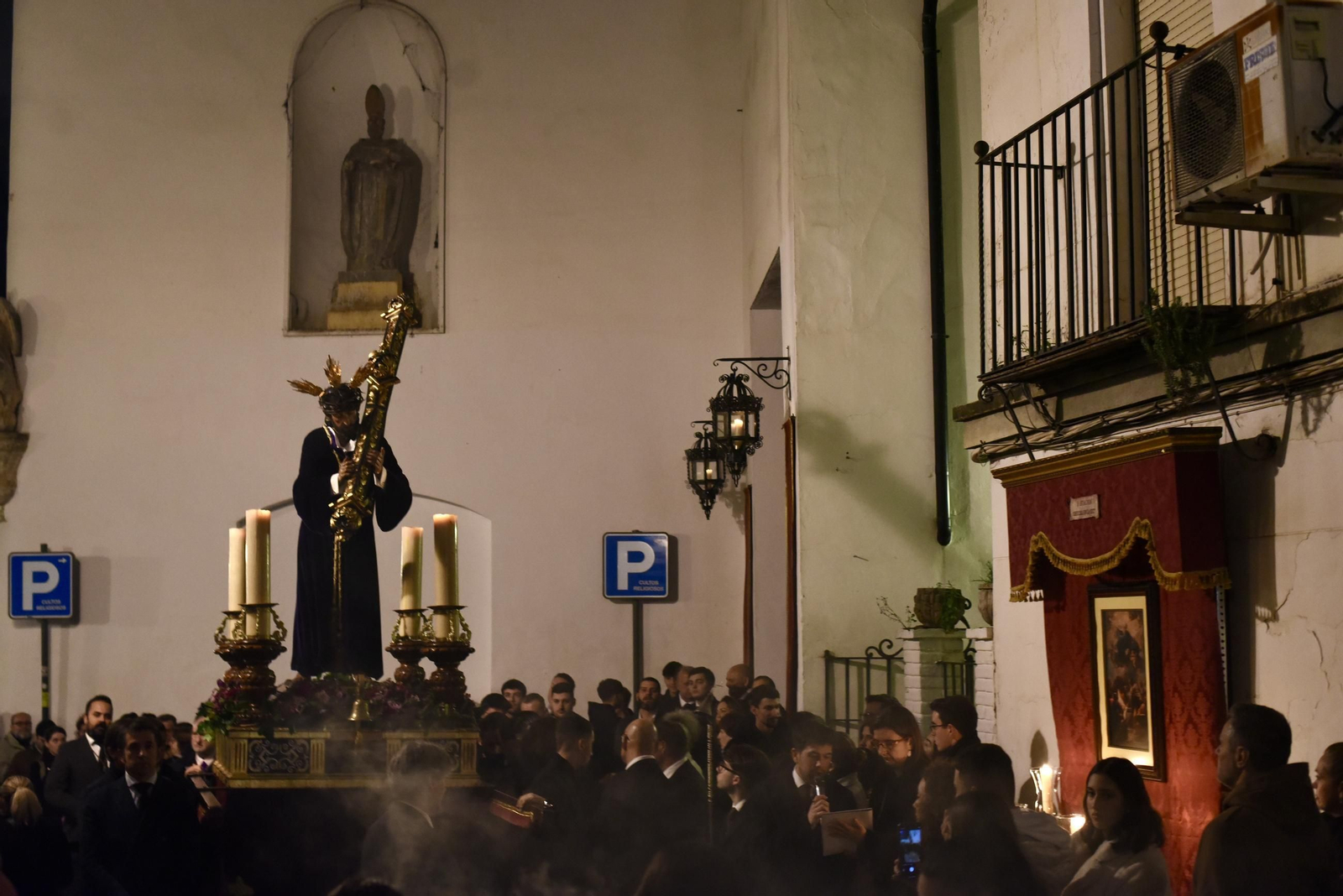 El vía crucis del Señor de Pasión por las calles de San Basilio, en imágenes