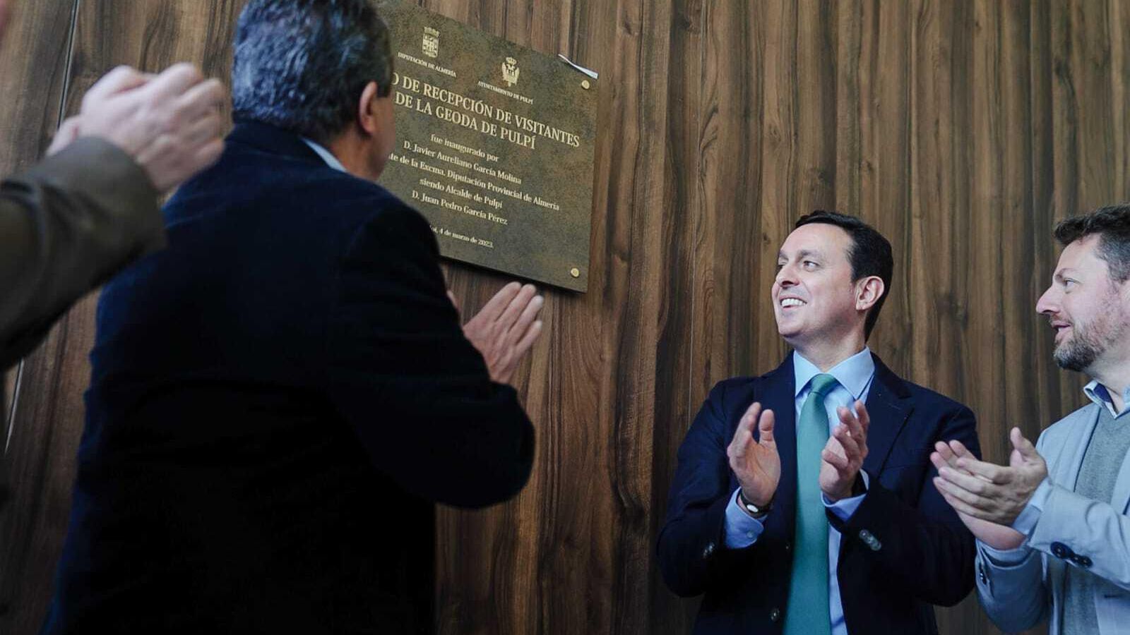 El presidente de la Diputación Provincial y el alcalde de Pulpí descubren la placa inaugural.
