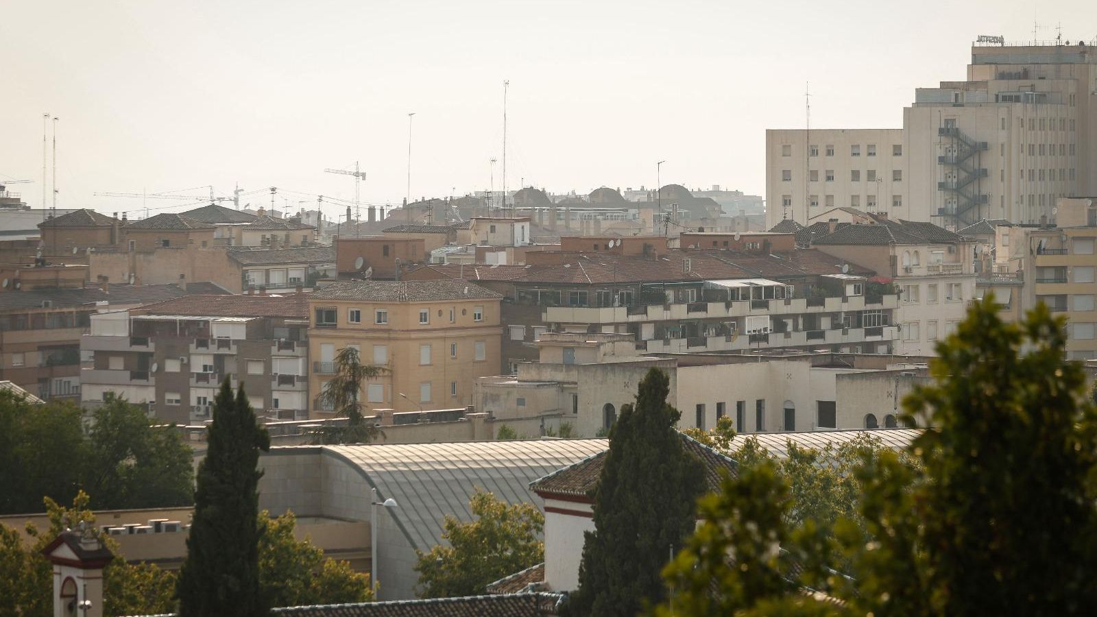 Granada bajo un manto gris este jueves, 21 de agosto de 2025