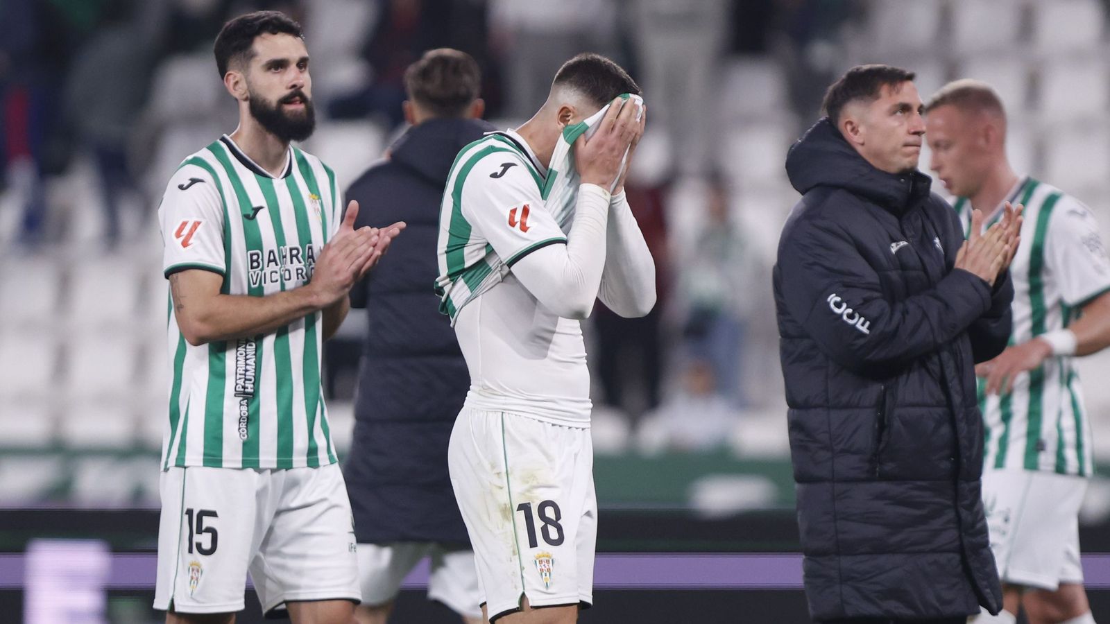 Adri Fuentes, abatido, se cubre la cara tras la derrota del Córdoba CF ante el Andorra.