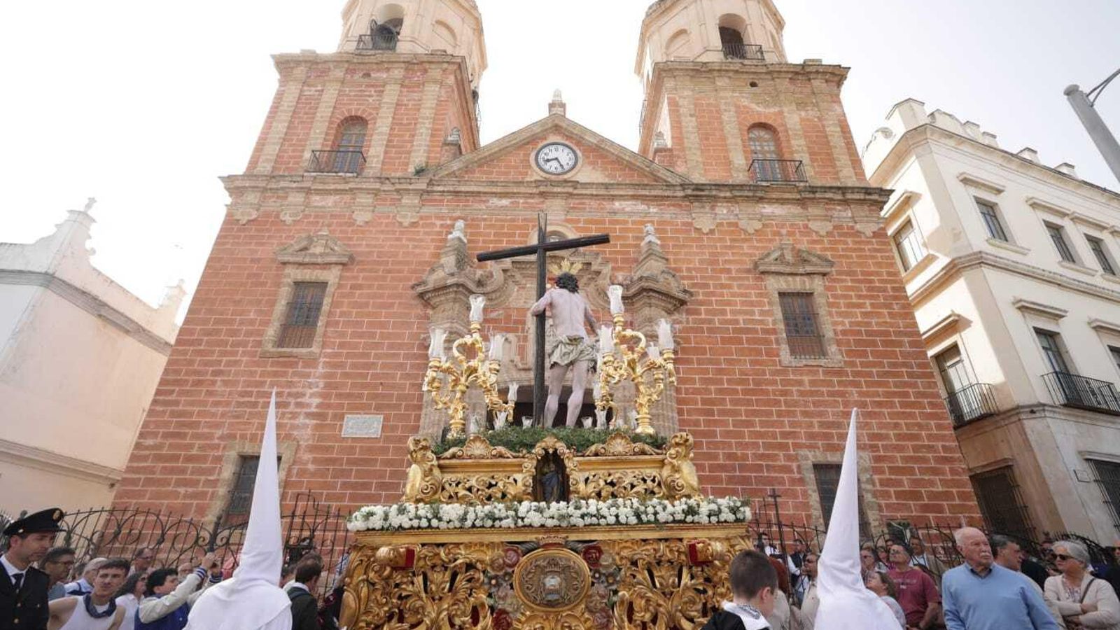 Procesión del Resucitado, a su llegada a la Iglesia Mayor.