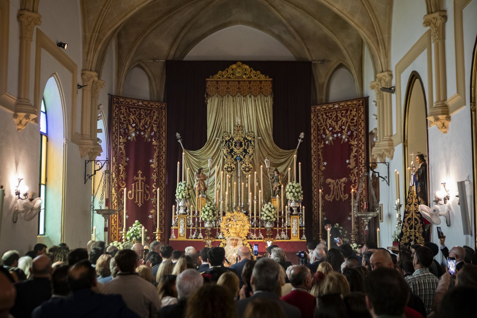 Las imágenes de los besapiés y besamanos del tercer Domingo de Cuaresma en Jerez: veneraciones del centro a los barrios