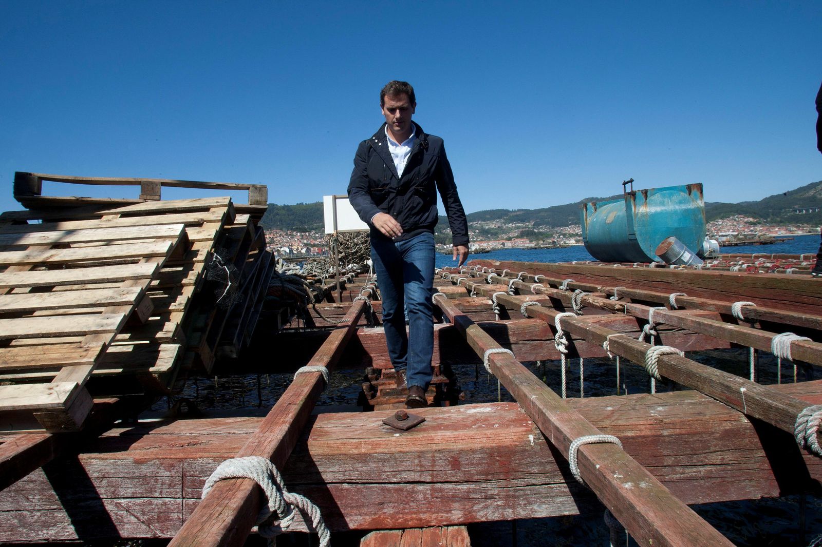 Albert Rivera camina por el muelle de Vigo.