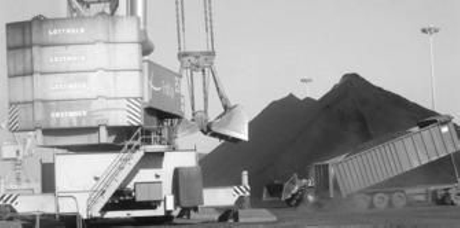 Grúa automóvil de la empresa Ership trabajando en el Muelle Ciudad de Palos.