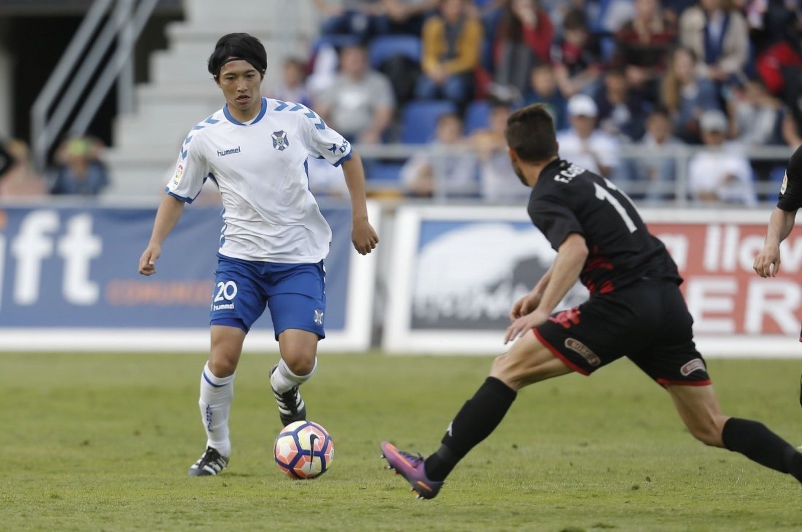 Shibasaki conduce el esférico durante un encuentro.