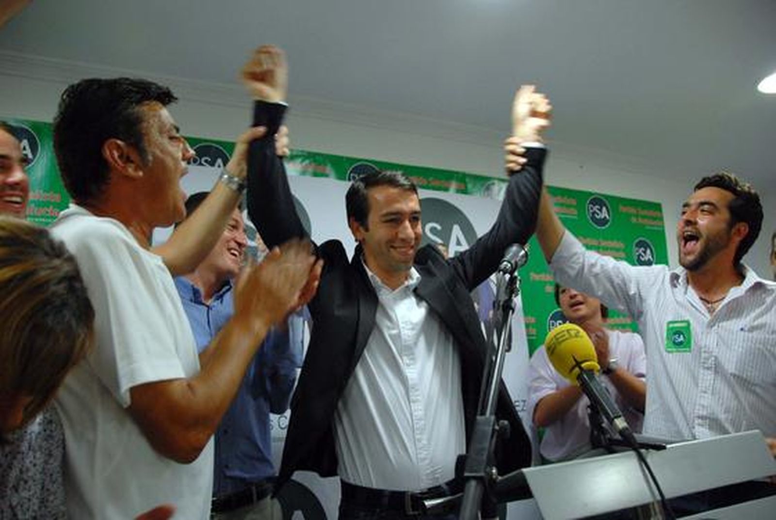 Santiago Casal, ayer arropado por los suyos tras conocer los resultados de las elecciones.

Foto: Manuel Aranda