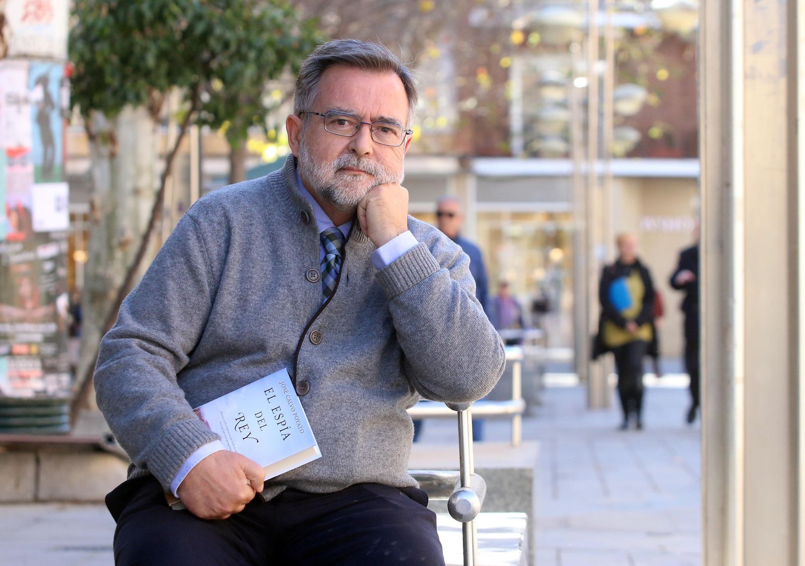 José Calvo Poyato, ayer, con su libro.