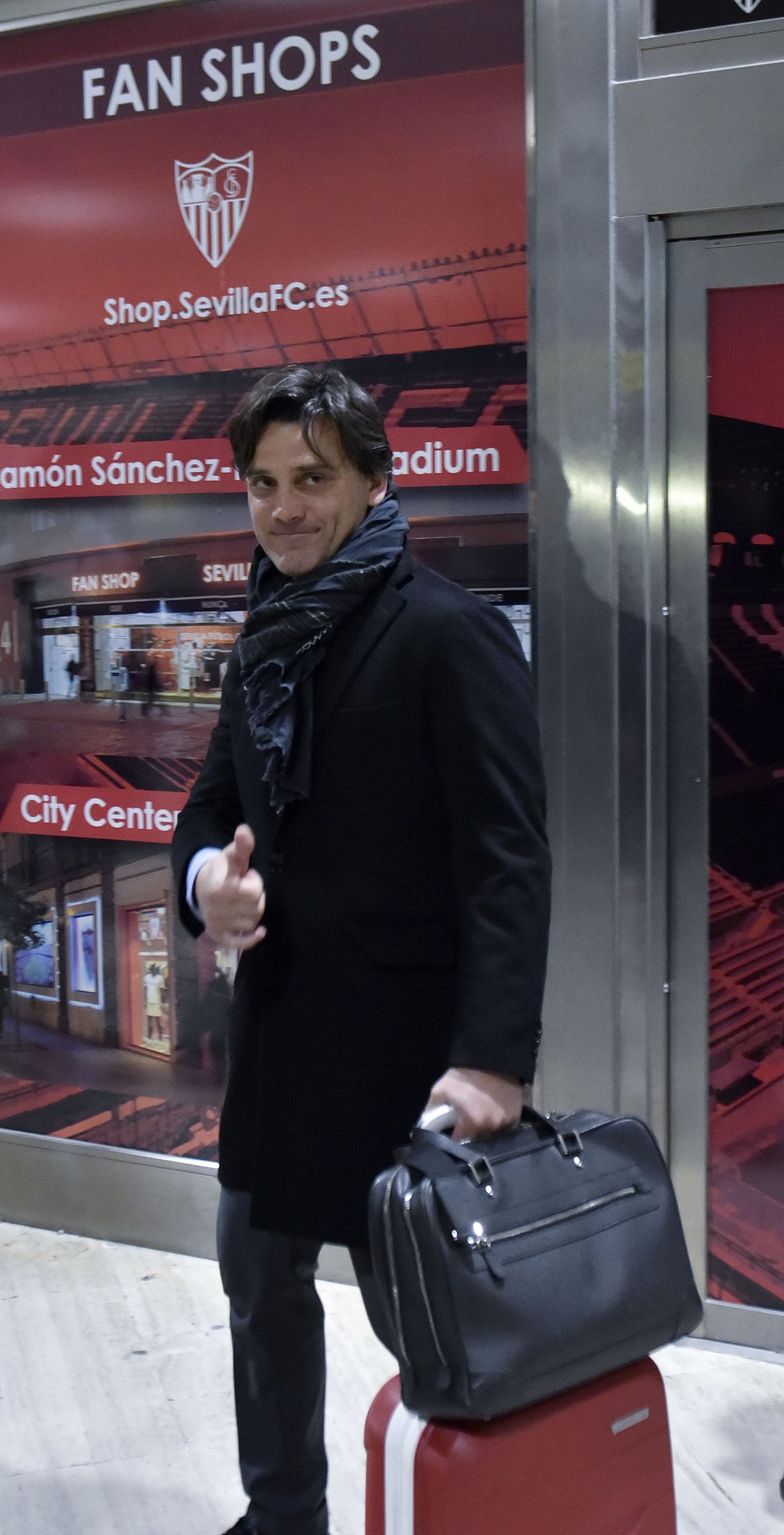 Llegada del Sevilla tras clasificarse a cuartos en Champions