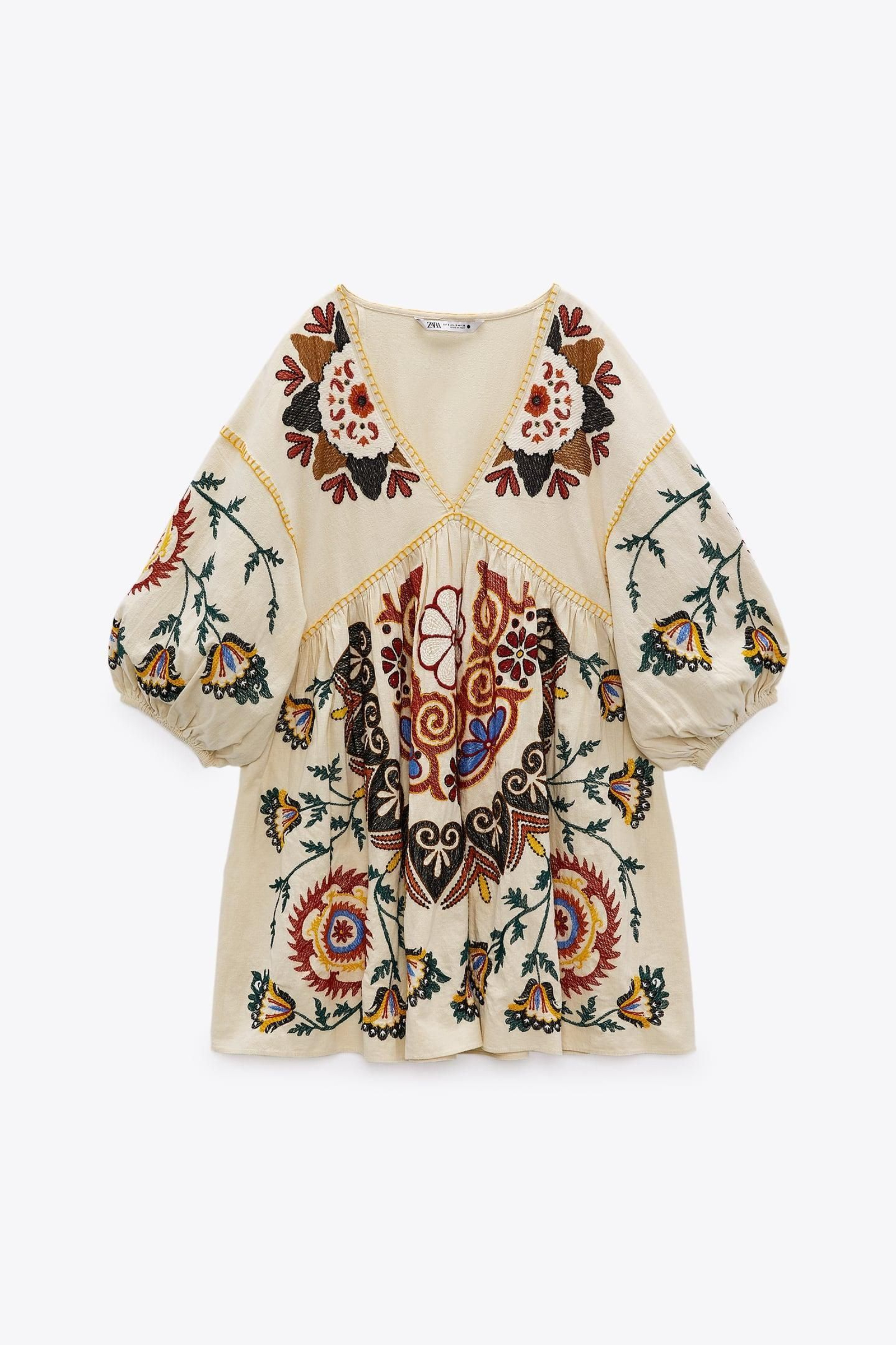 Vestido boho con bordados de Zara.
