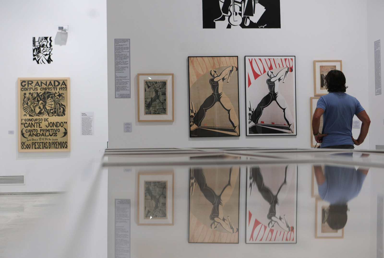 Una de las salas del Espacio Turina, con el cartel 'L'Opinió' de 1930.