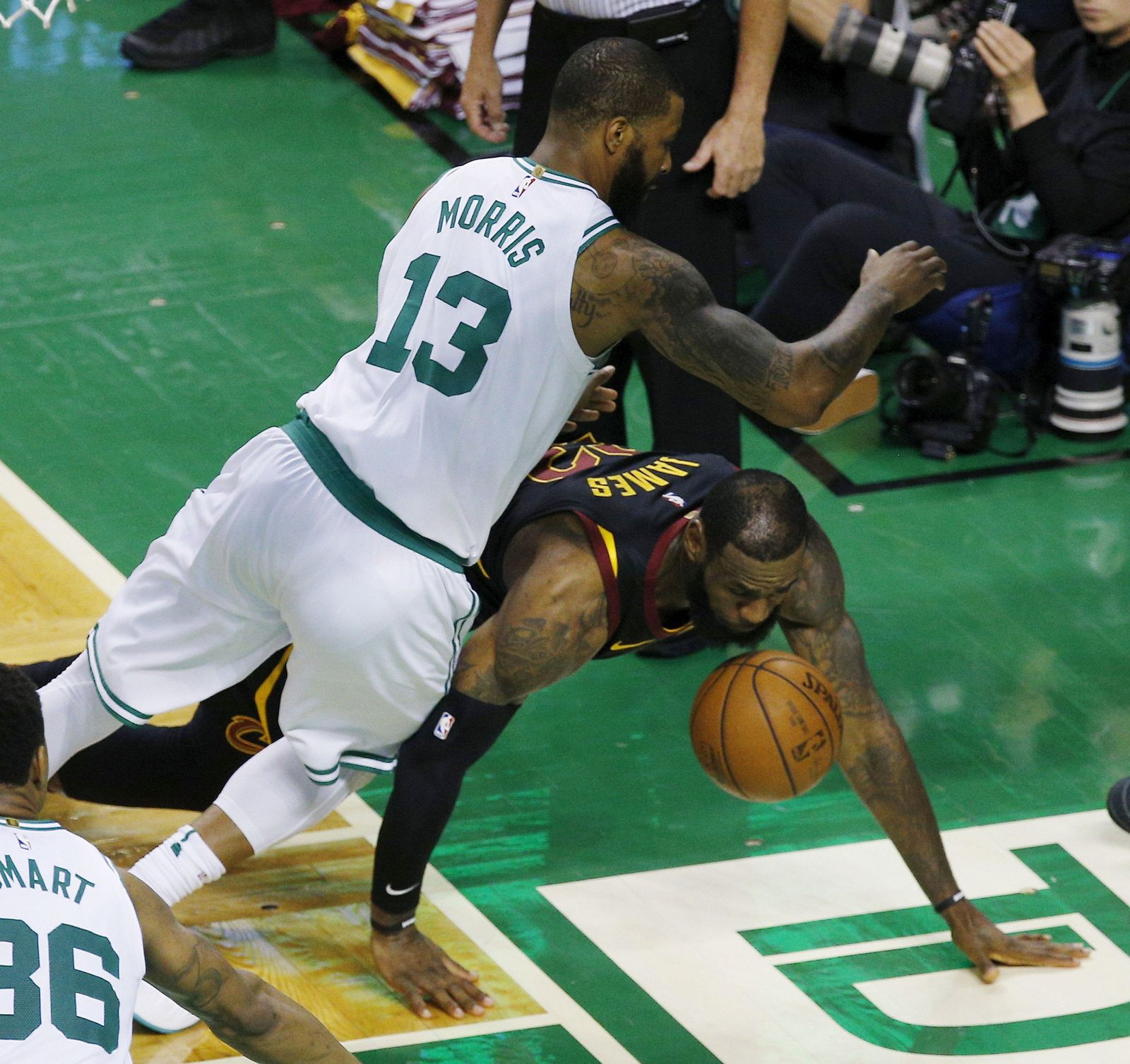 Lebron, a punto de hincar las rodillasMónaco siempre da fotos distintas La cuenta atrás de la campeona